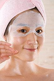 在Steam新品节体验俯视角射击游戏《腐朽默示》，上演一出由你主演的像素风丧尸喜剧！